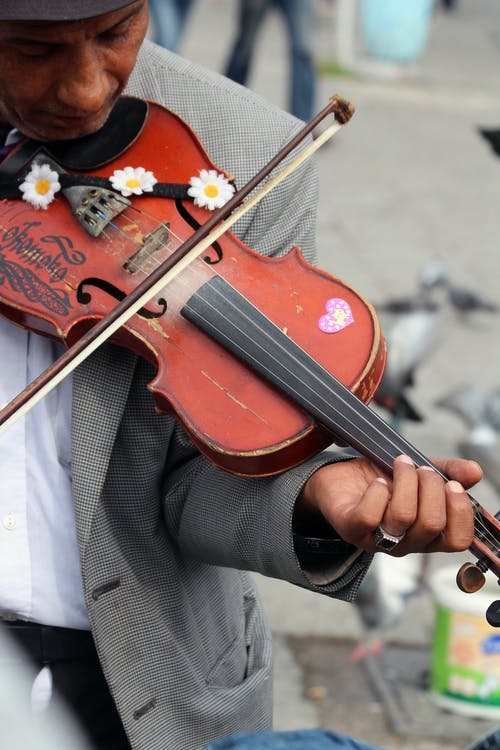 拉小提琴的人 · 免费素材图片