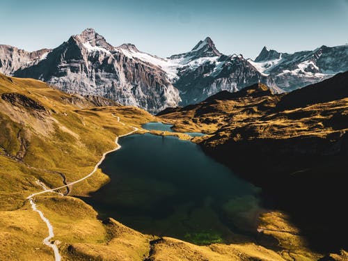 横跨山脉湖的风景照片 · 免费素材图片