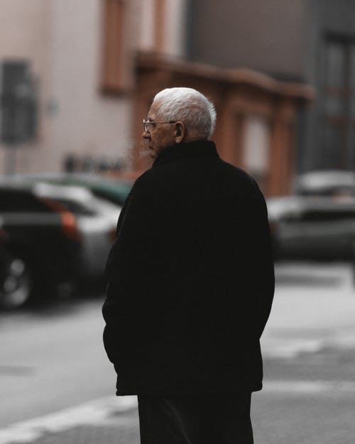 选择性焦点后视图的老人穿着黑夹克的照片 · 免费素材图片