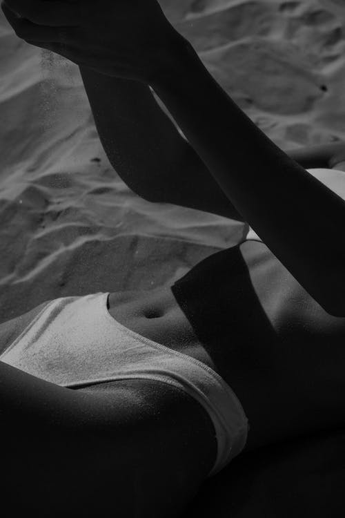 作物女人躺在沙滩上 · 免费素材图片