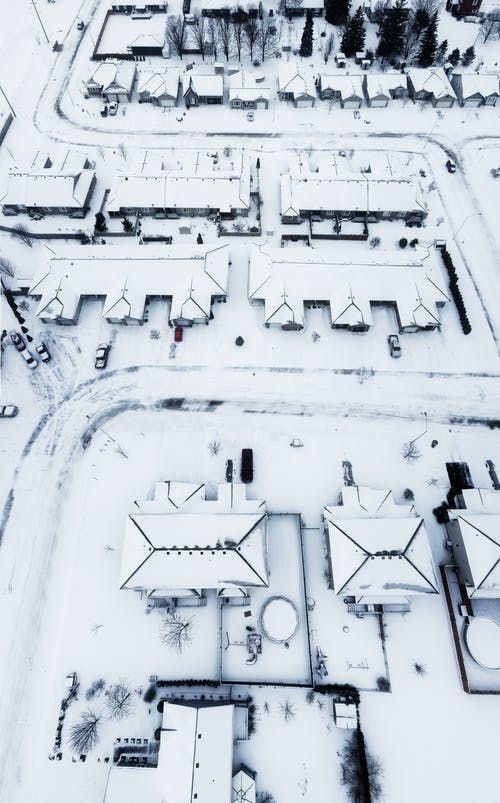 积雪覆盖结构的鸟瞰图 · 免费素材图片