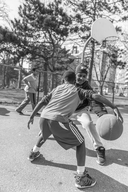 男孩打篮球的单色照片 · 免费素材图片