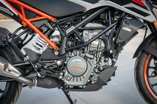 Ktm 125摩托车引擎的特写照片 · 免费素材图片