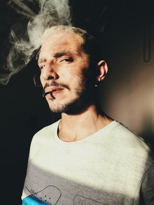 吸烟和穿灰色衬衫的男人 · 免费素材图片
