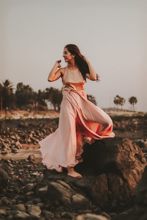 女人穿着粉红色的无袖连衣裙 · 免费素材图片