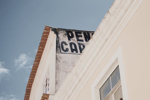 白色混凝土建筑 · 免费素材图片