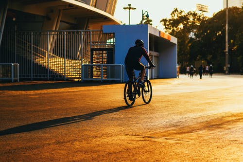 人骑自行车 · 免费素材图片