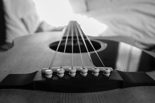 木制原声吉他微距摄影的灰度照片 · 免费素材图片