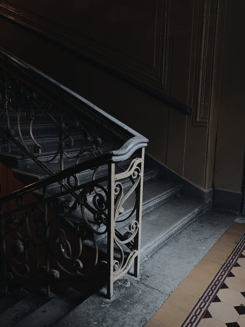 黑色金属楼梯扶手 · 免费素材图片