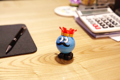 在桌子上的蓝色圆形塑料玩具 · 免费素材图片