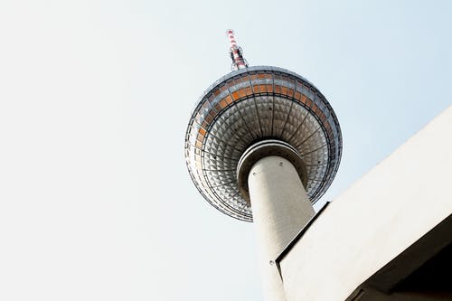高层塔的低角度照片 · 免费素材图片