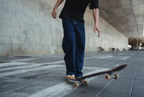 裁剪与滑板街上的男人 · 免费素材图片