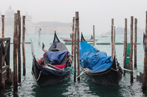 两个独木舟停靠在水体上 · 免费素材图片