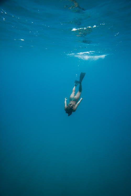 水下游泳的人的照片 · 免费素材图片