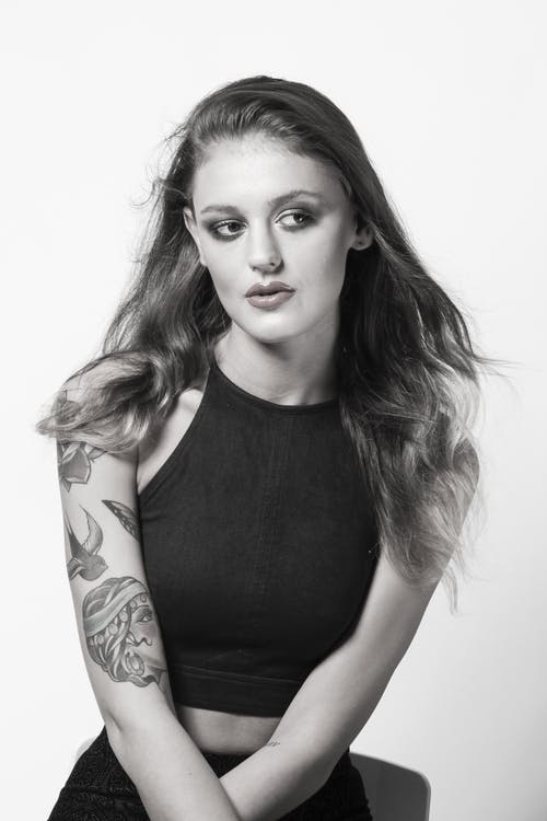 黑色作物顶部的女人的灰度照片 · 免费素材图片