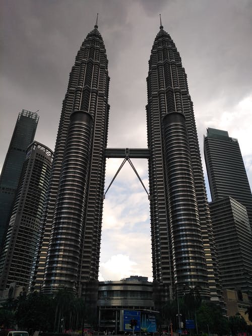 高层建筑的低角度摄影 · 免费素材图片