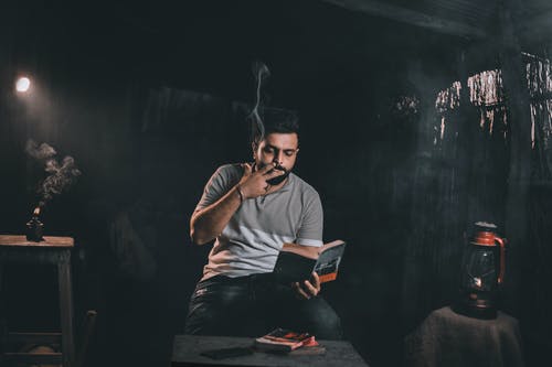 有关人, 坐, 抽烟的免费素材图片