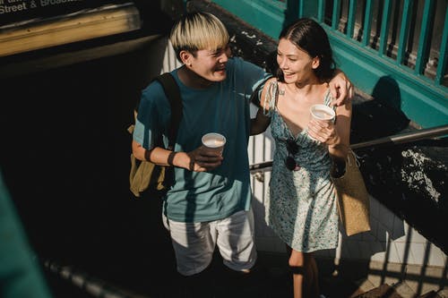 亚洲对幸福的夫妻走在地铁楼梯 · 免费素材图片