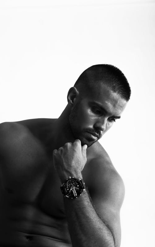 裸照戴手表的男人抱着他的下巴 · 免费素材图片