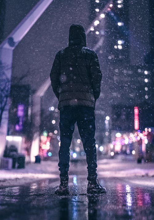 夜间站在马路附近的人 · 免费素材图片