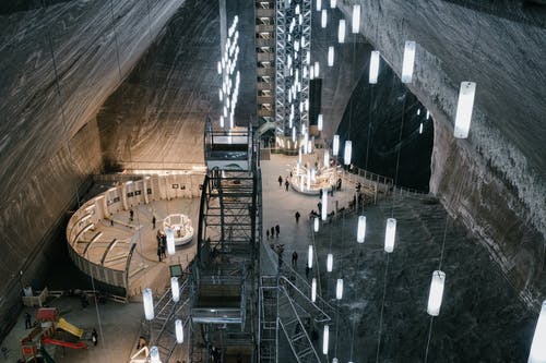 挂有led灯和各种景点的盐矿娱乐公园 · 免费素材图片