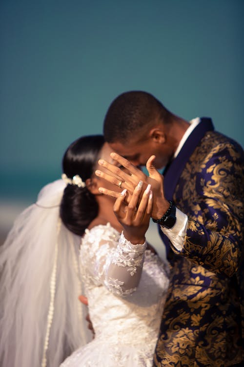 婚礼黑人情侣接吻和无名指上显示环 · 免费素材图片
