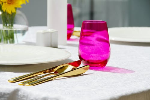 白色的桌布上的紫色水杯 · 免费素材图片