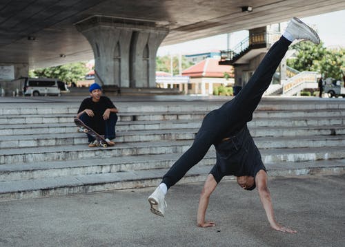 运动型男舞者做倒立舞蹈动作 · 免费素材图片
