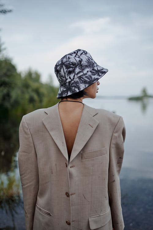 无法认出的女人，穿着夹克向后考虑湖 · 免费素材图片
