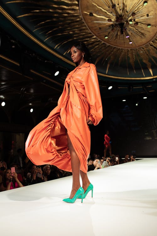 橙色长袖礼服站在白色地板上的女人 · 免费素材图片