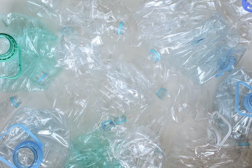 蓝色和绿色的塑料瓶 · 免费素材图片