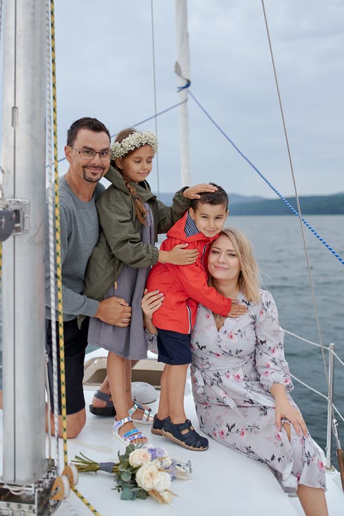 幸福的家庭，在海洋中的船上 · 免费素材图片