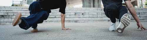 男子在沥青街上霹雳舞 · 免费素材图片