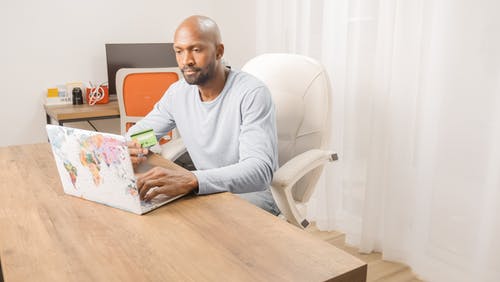 有关在家, 坐, 室内的免费素材图片