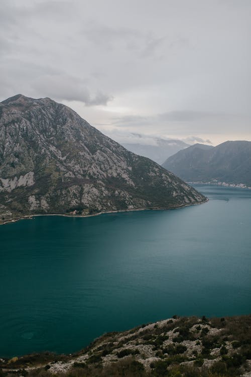 山区风光秀美，湛蓝平静的河水 · 免费素材图片