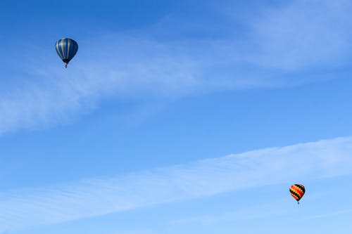 天空中的蓝色和白色热气球 · 免费素材图片