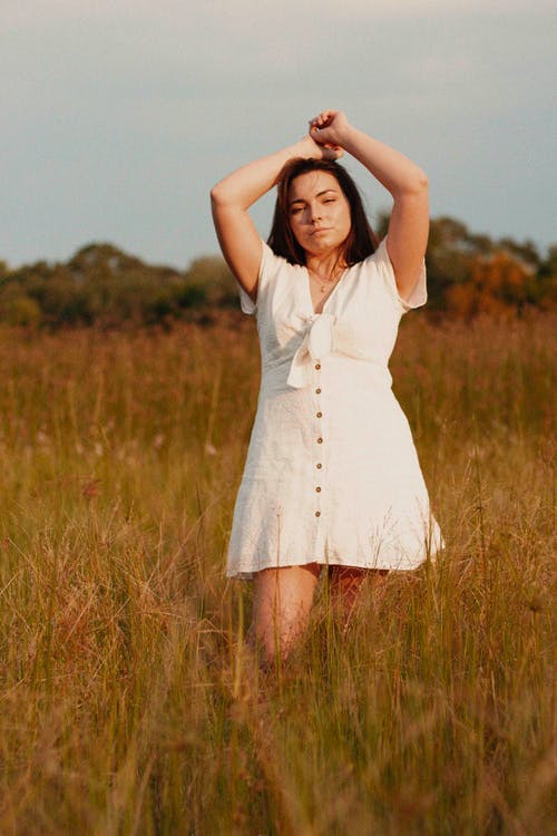 有关咖啡色头发的女人, 头顶的手, 女人的免费素材图片