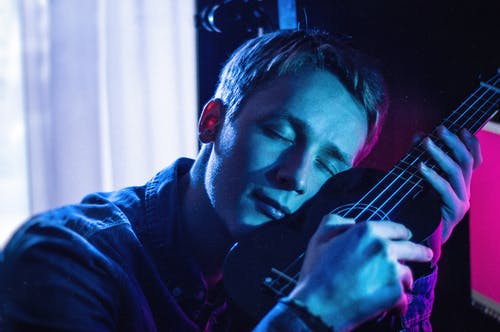 男子持夏威夷四弦琴 · 免费素材图片