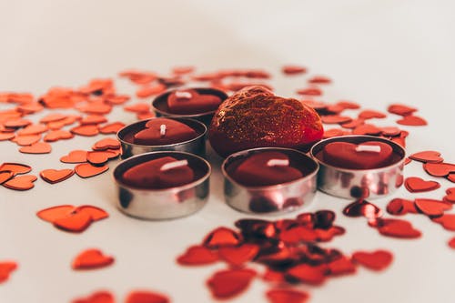 红色心形蜡烛 · 免费素材图片