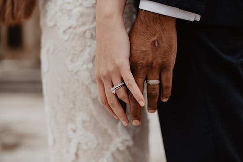 两个人戴着银色的戒指 · 免费素材图片