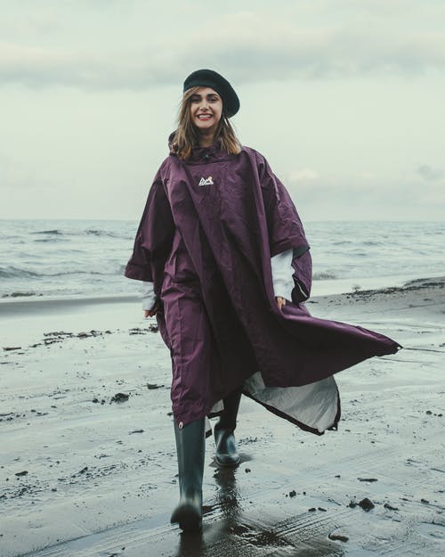 在海岸线上行走的女人 · 免费素材图片