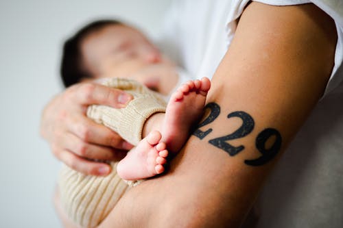 无法辨认的新生婴儿睡在父母的手上 · 免费素材图片