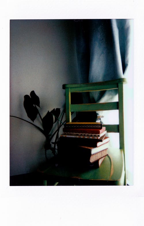 什锦的书在绿色的木椅上 · 免费素材图片