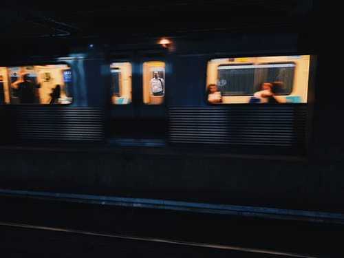 人骑火车 · 免费素材图片