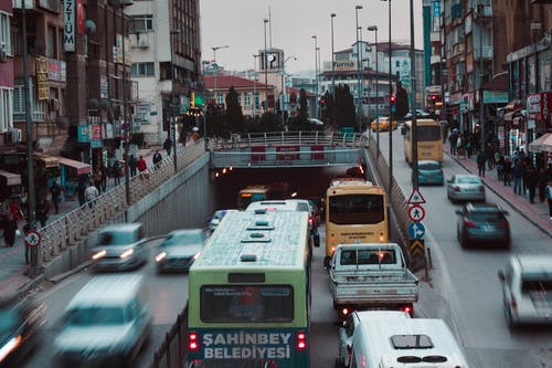 道路上的汽车 · 免费素材图片