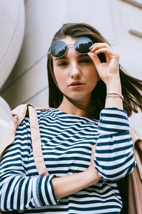 蓝色和白色的条纹衬衫，戴着黑色太阳镜的女人 · 免费素材图片