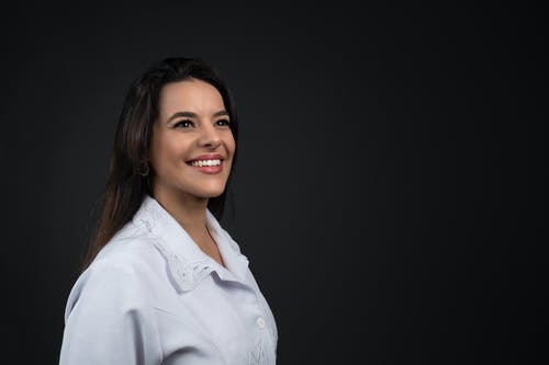 有关女人, 工作室拍摄, 微笑的免费素材图片