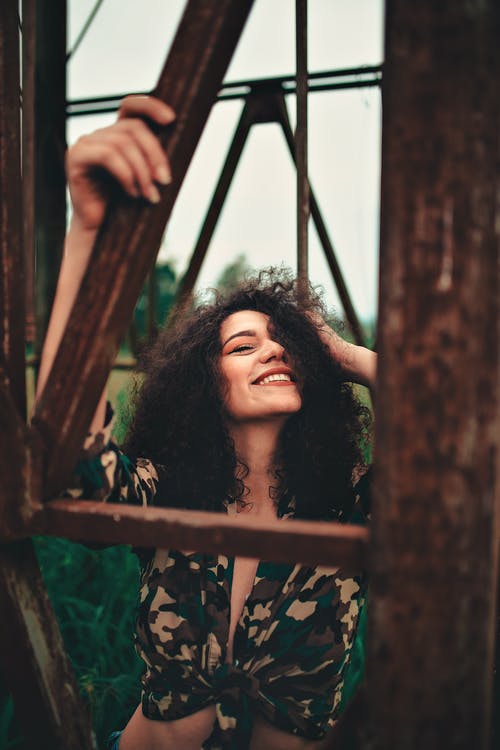 女人穿着迷彩上衣的照片 · 免费素材图片