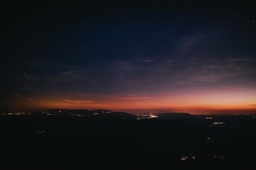 夜间山脉的剪影摄影 · 免费素材图片