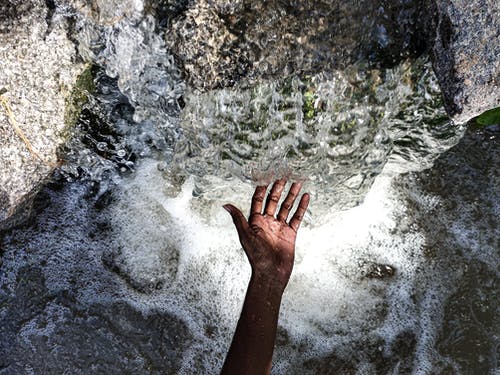 人碰水 · 免费素材图片